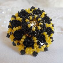 Ring Dorine bestickt mit schwarzen Rosen-Cabochons, einem Crystal-Chaton und Jet und Yellow Rocailles